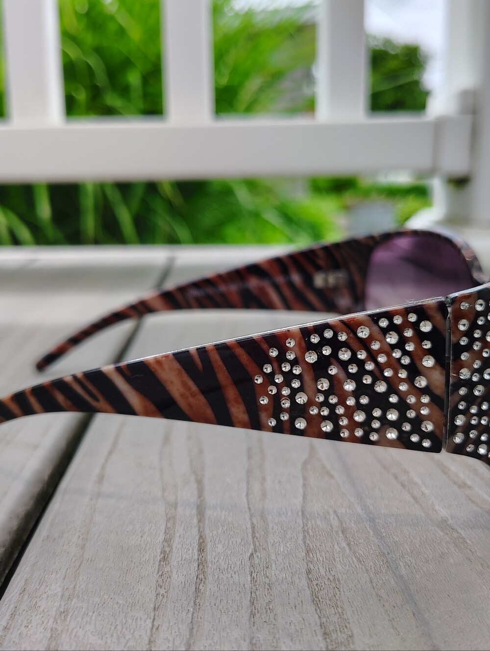 Women's Black Sunglasses with Gradient Lenses - Picture 3 of 4